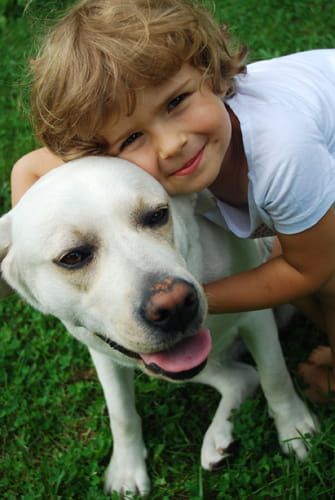 dog---child-with-yellow-lab